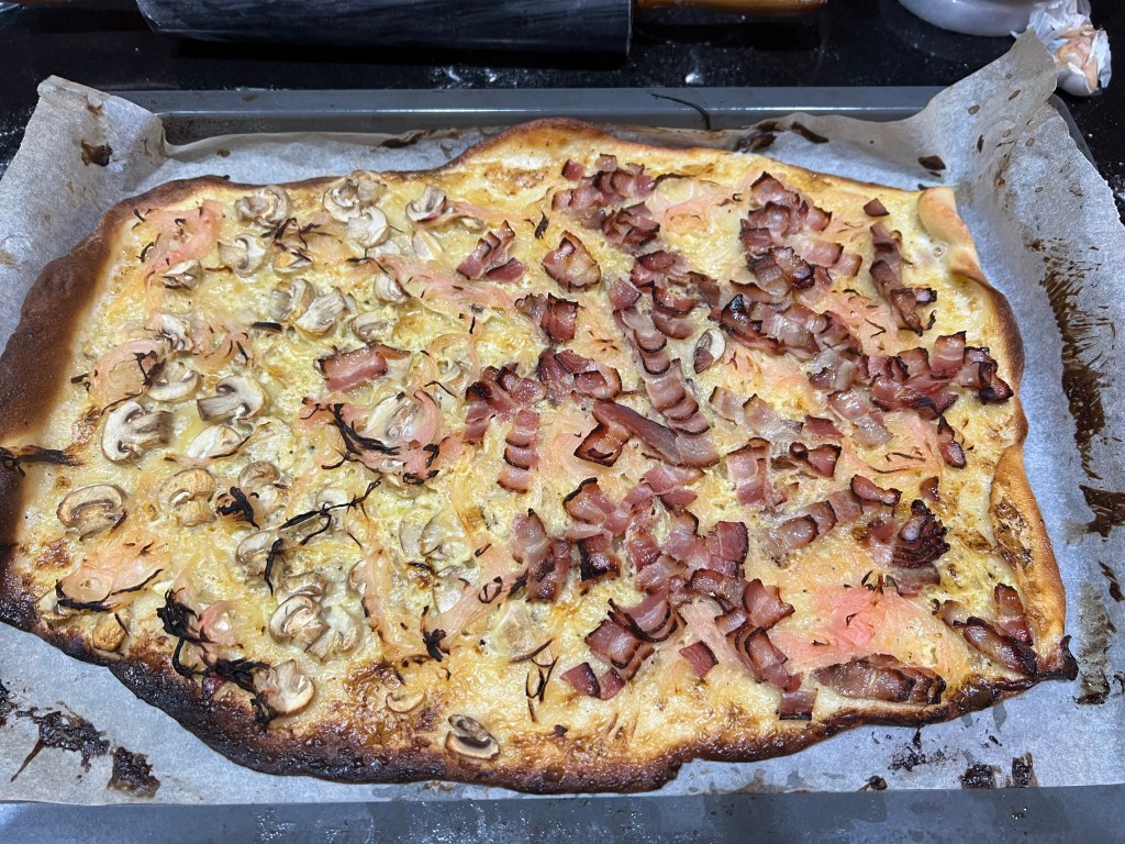Alsatian flatbread with onion & mushroom (Tarte flambée / Flammekueche aux&nbsp;champignons)