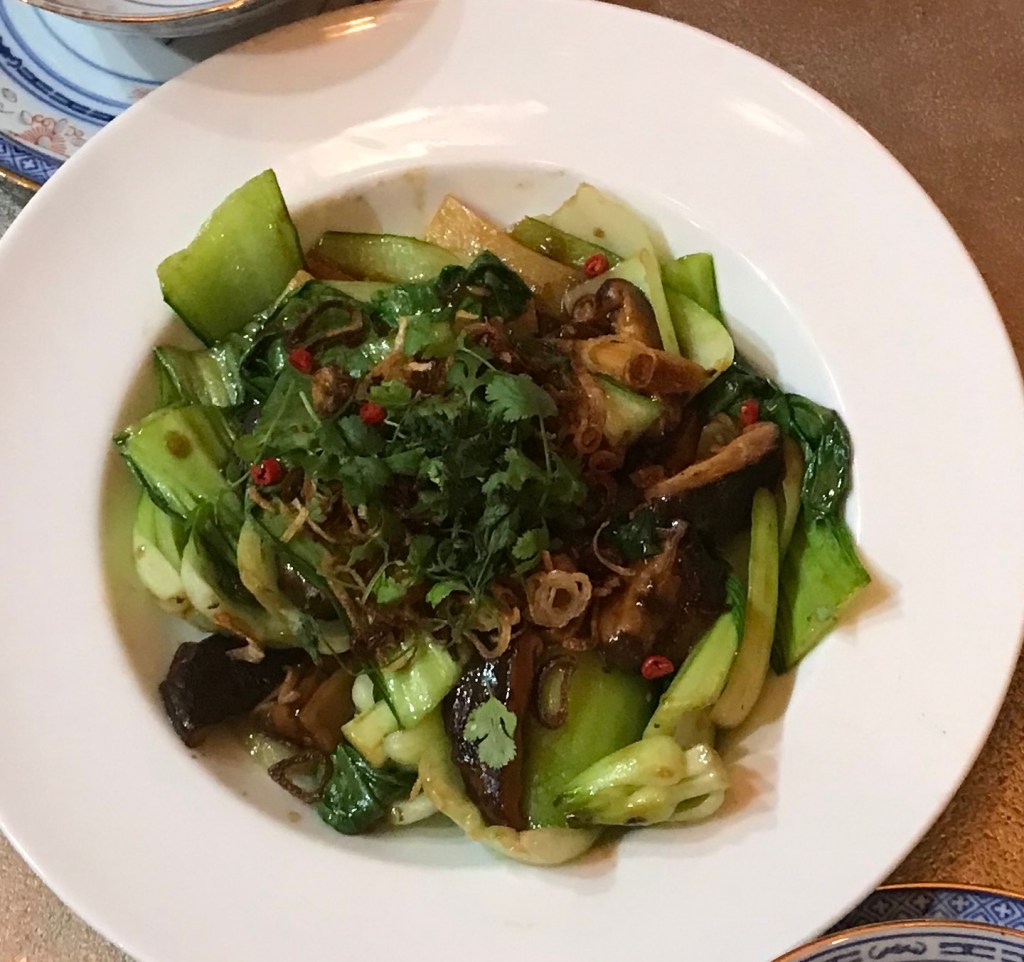 Wok-tossed bok choy with bamboo shoots and shiitake mushrooms (Măng xào nâm đông&nbsp;cô)