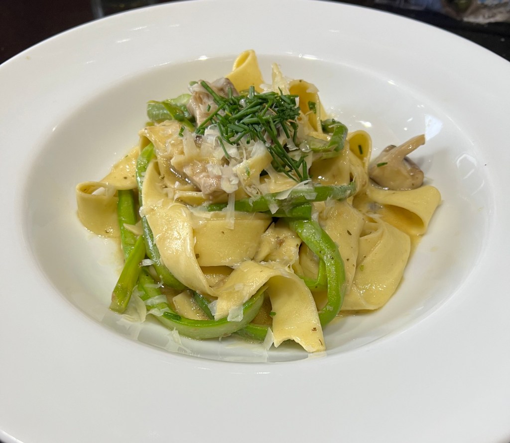 Pappardelle con spugnole e&nbsp;asparagi