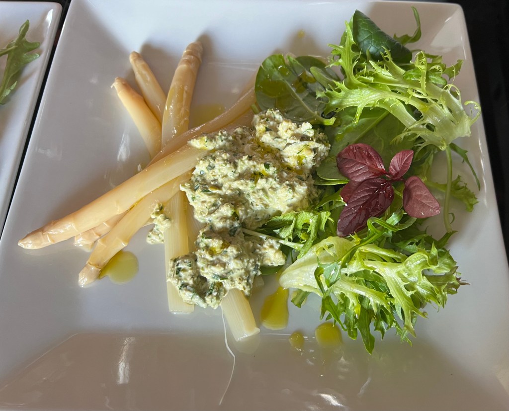 White asparagus with sauce&nbsp;gribiche