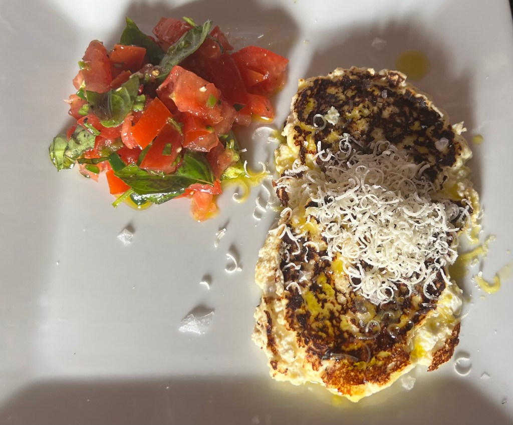 *Ricotta fritta con piccola insalata di&nbsp;pomodori