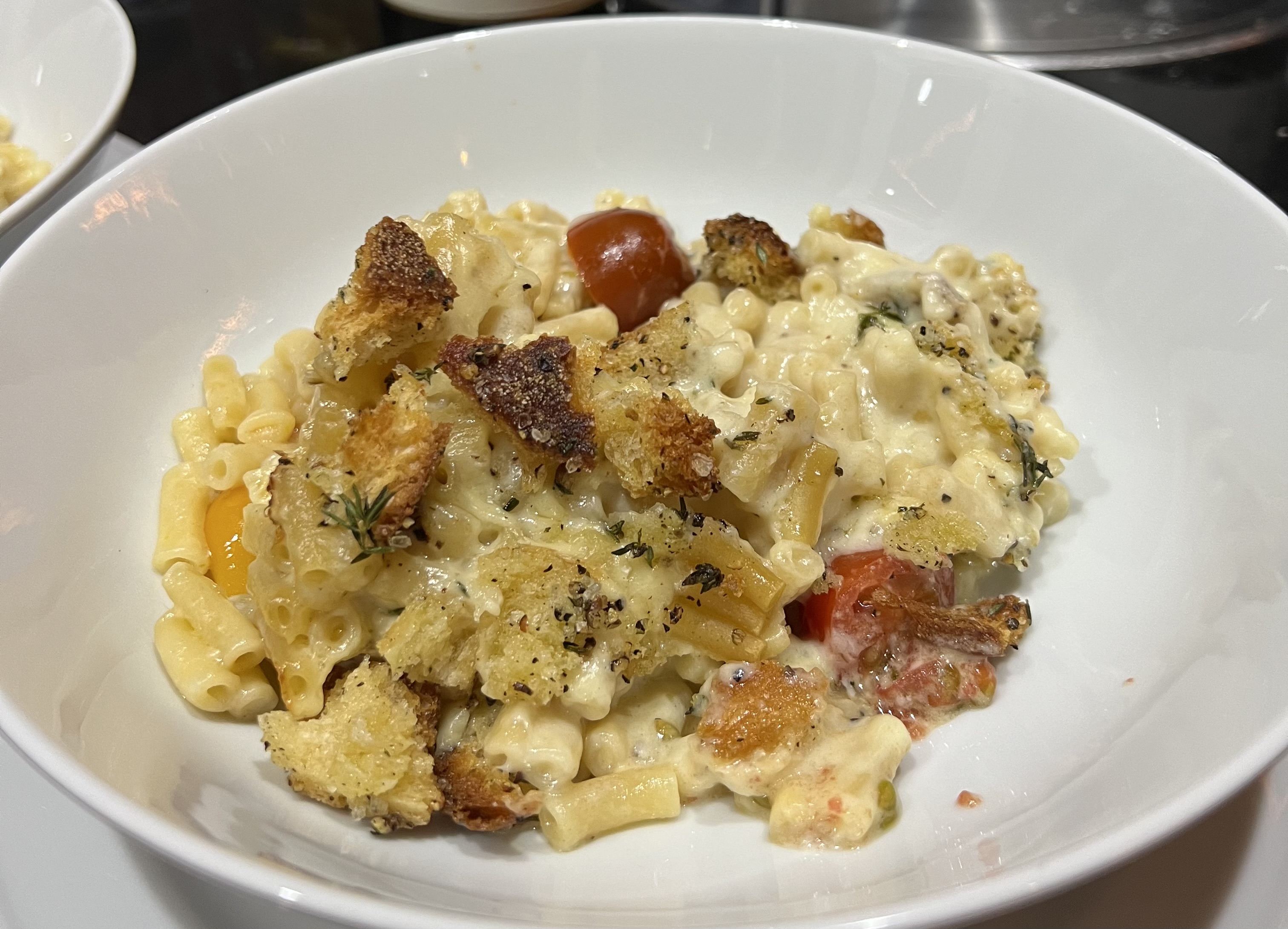 Gratinéed macaroni and cheese with tomatoes