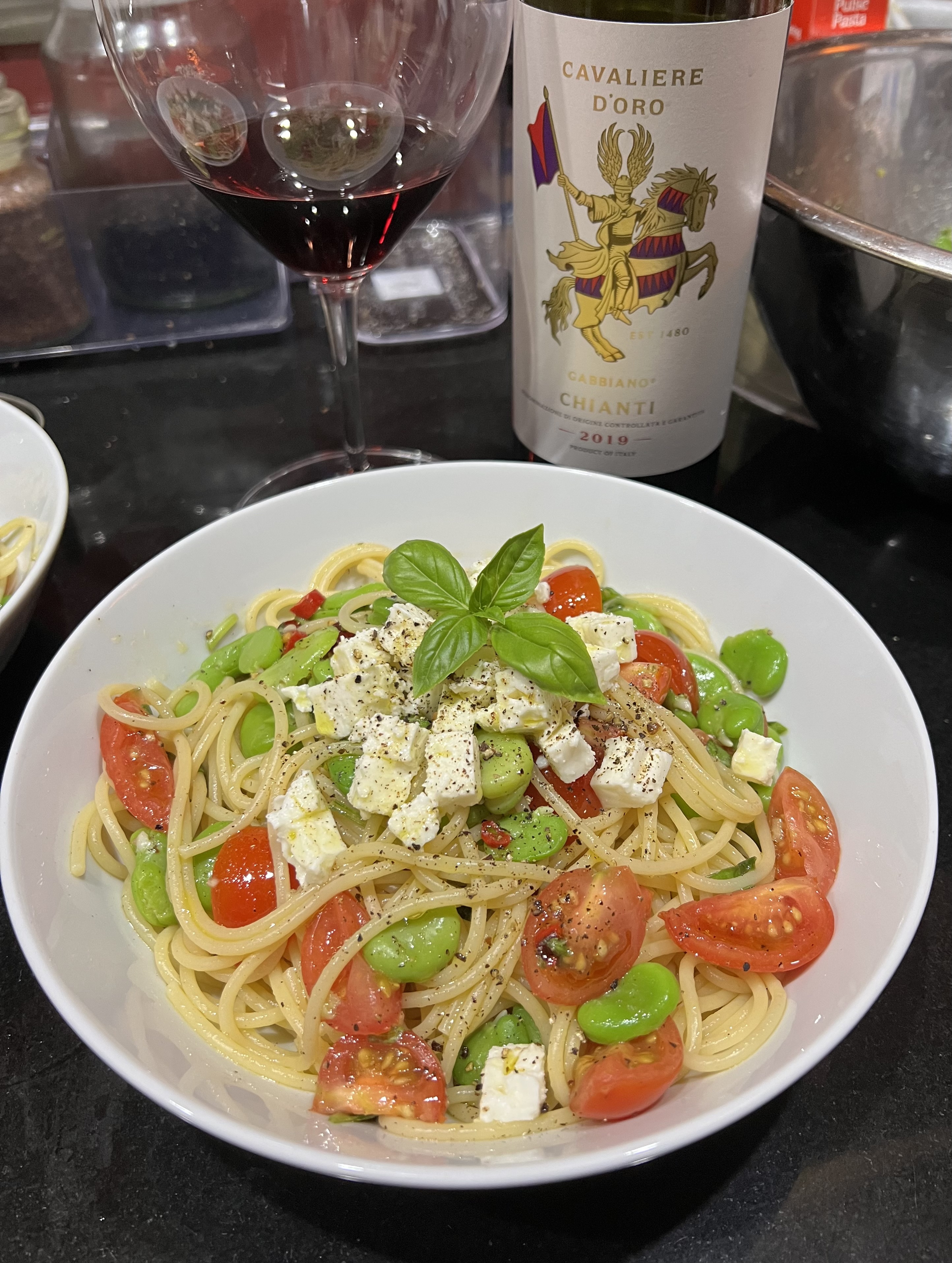 *Spaghetti con fave, pomodorini e caprino