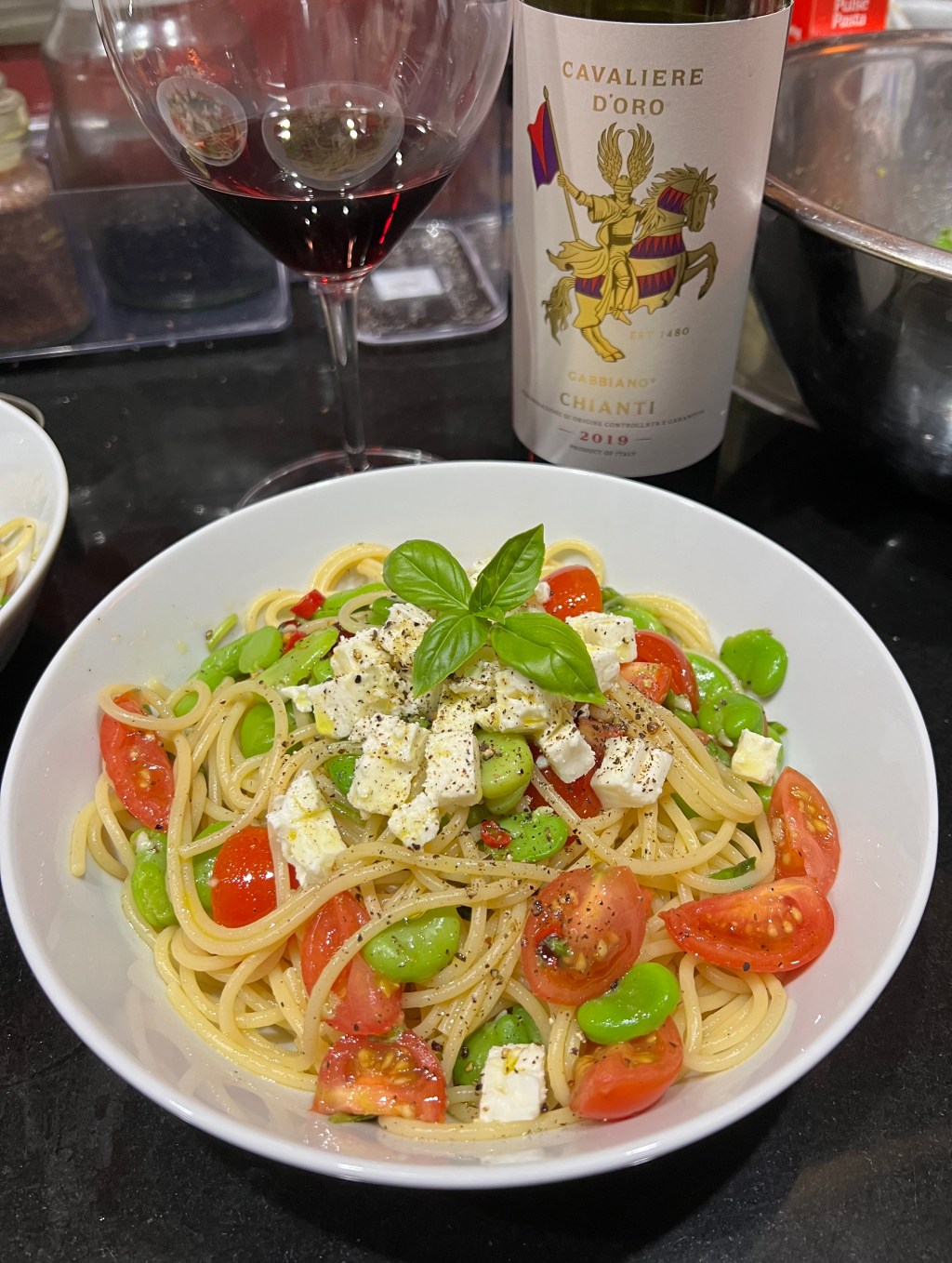 *Spaghetti con fave, pomodorini e&nbsp;caprino