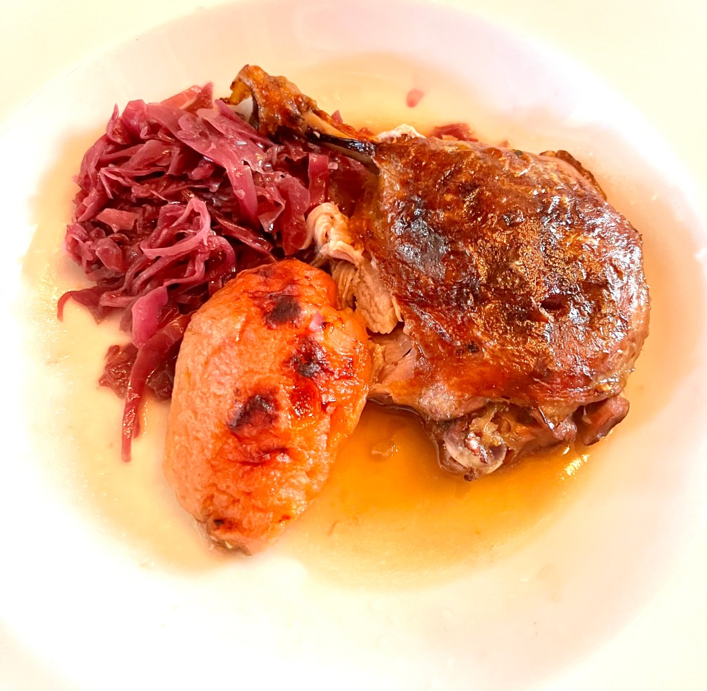 Duck confit with quince and red cabbage (Confit de canard au&nbsp;coing)