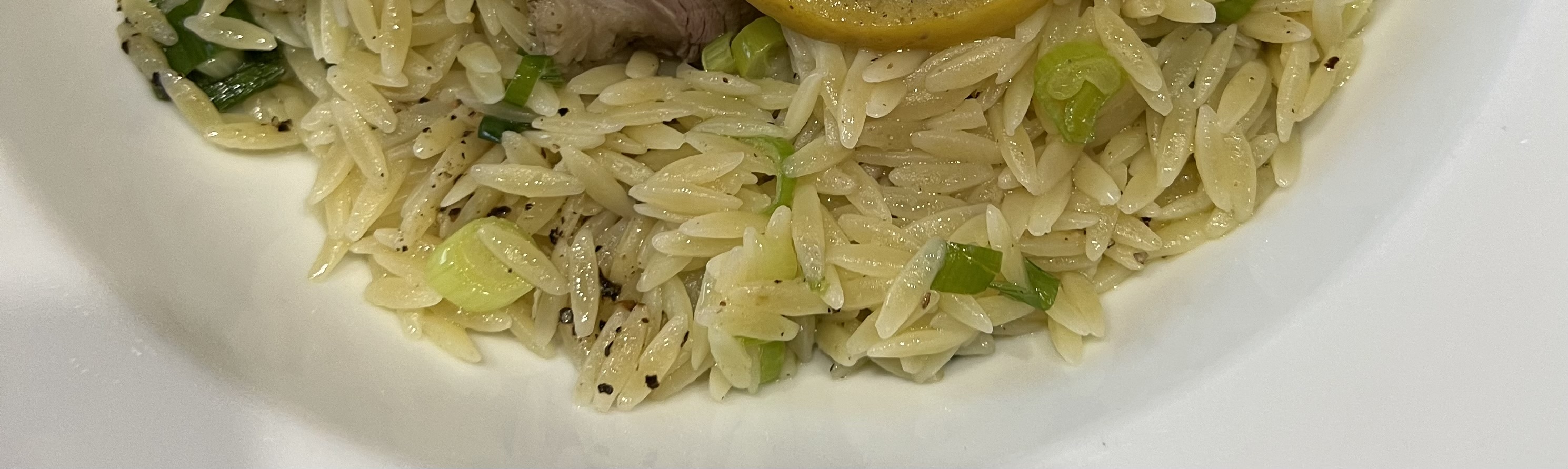 Orzo with green onions (Orzo me frésko kremmydákia)