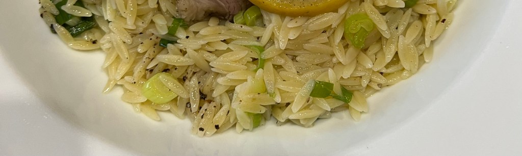 Orzo with green onions (Orzo me frésko&nbsp;kremmydákia)