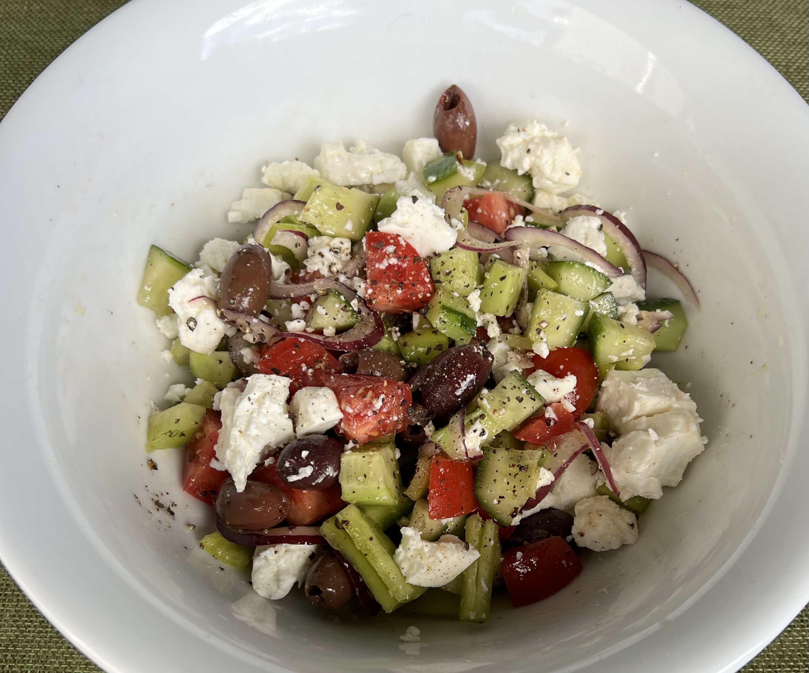 *Greek salad (Saláta&nbsp;choriátiki)