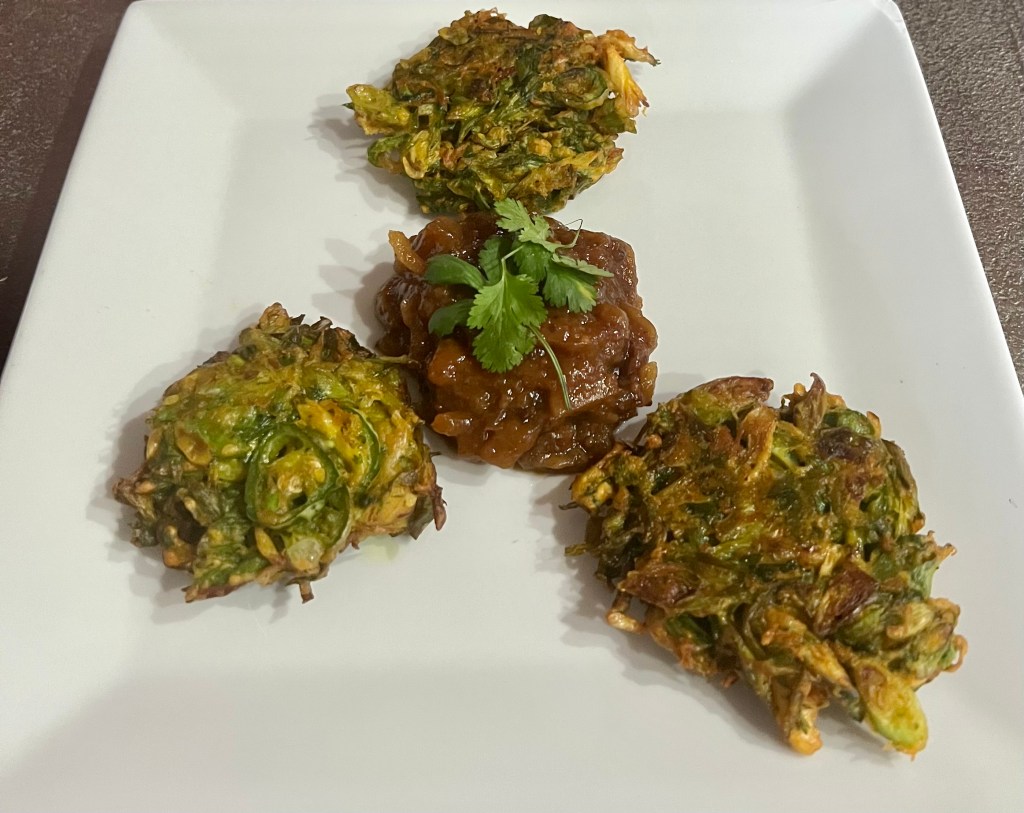Green onion fritters (Vengaya&nbsp;bhaji)