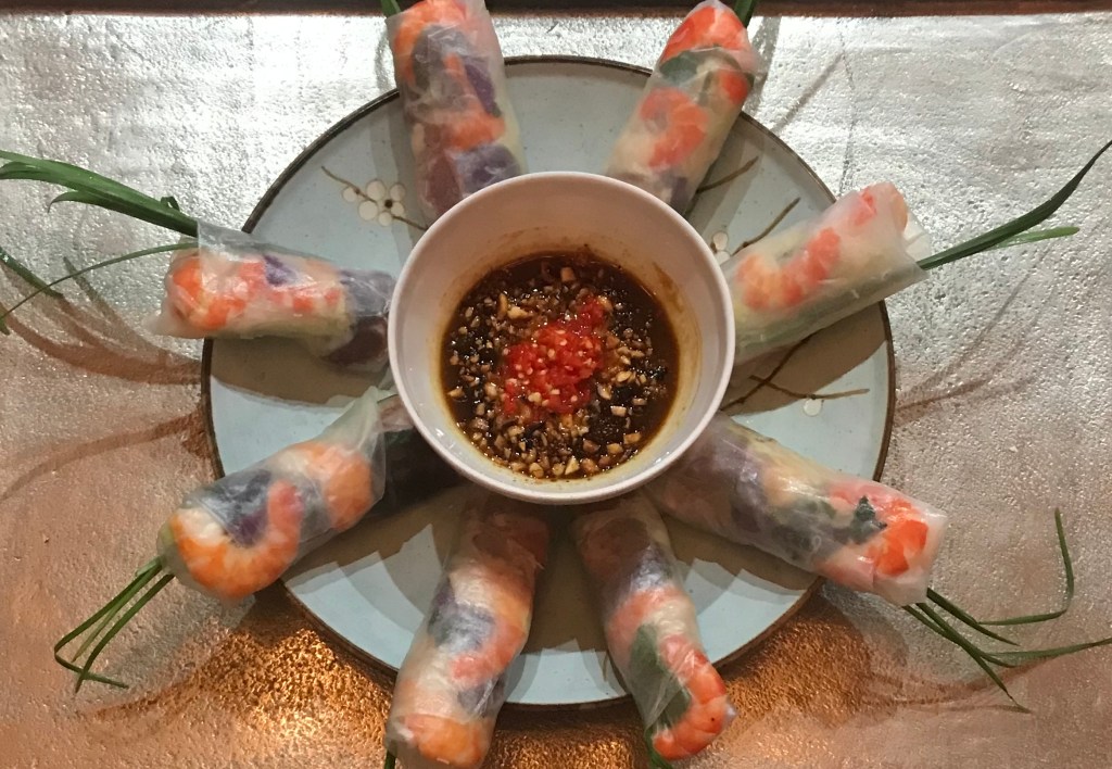 *Fresh rice paper rolls with prawn & pork (Gỏi&nbsp;cuốn)
