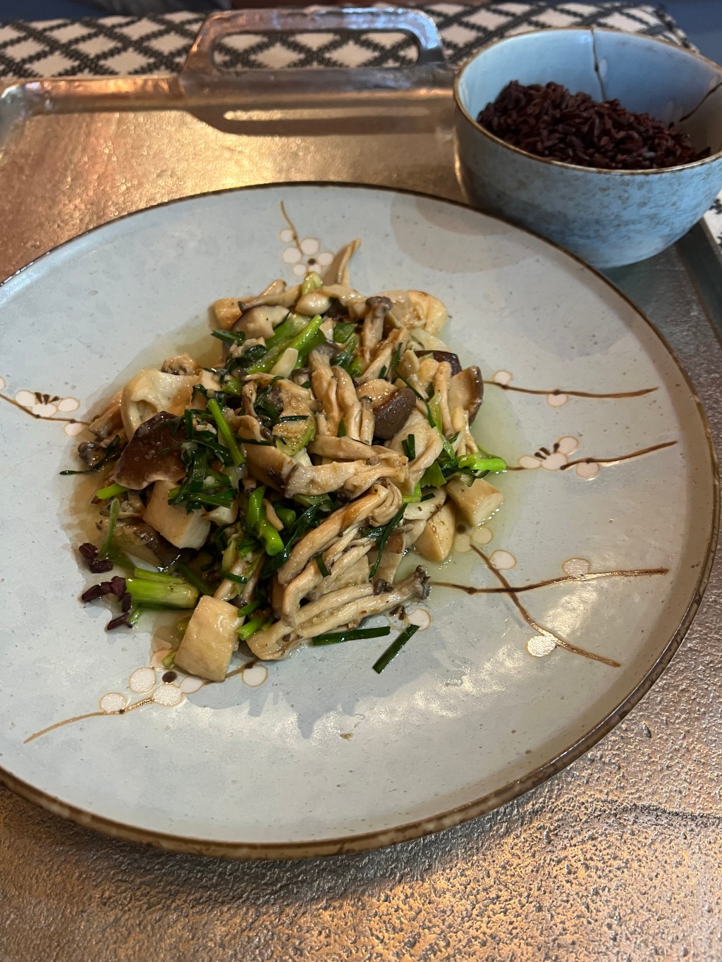 Mushroom & garlic chive&nbsp;stir-fry