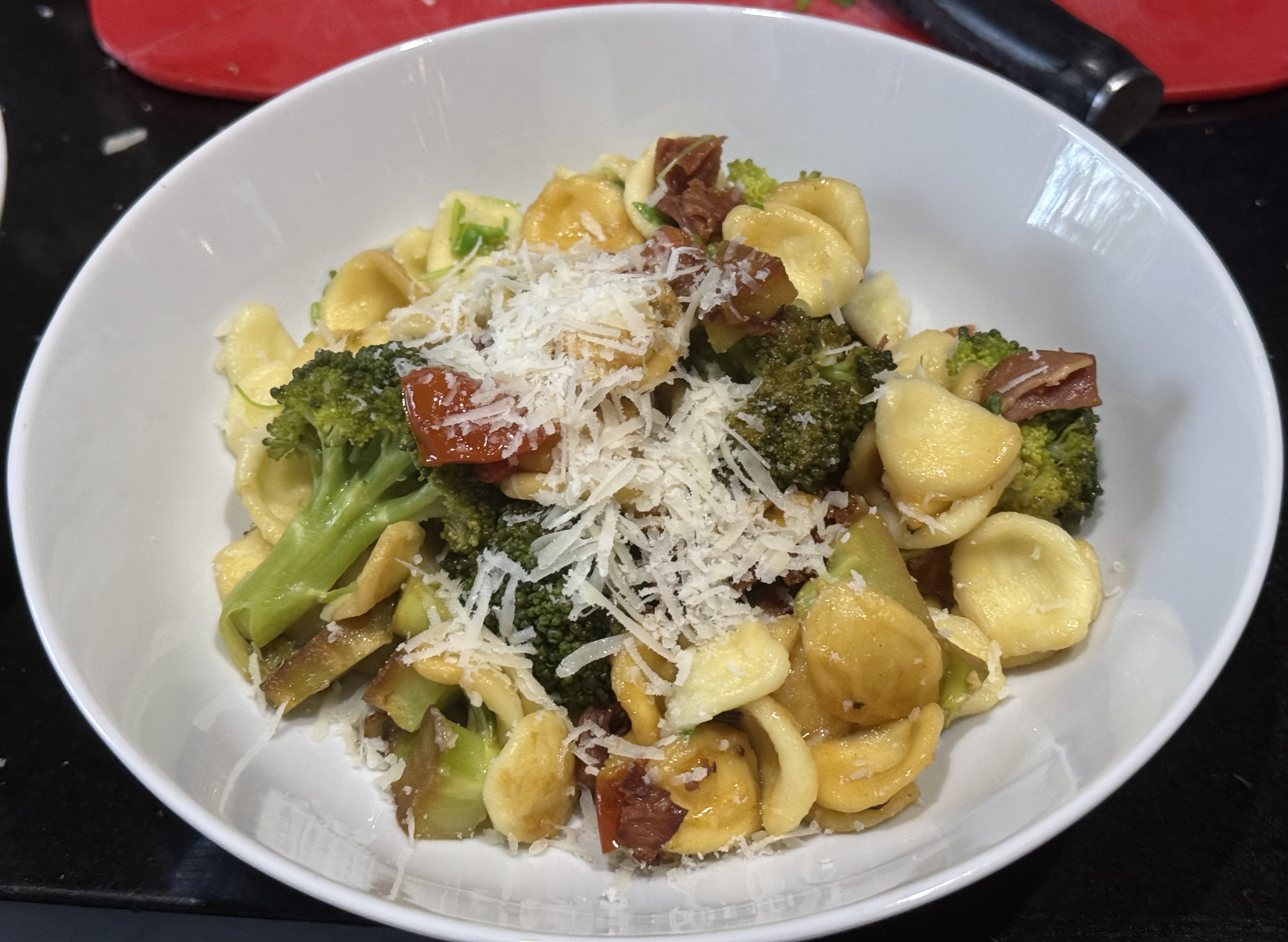 Orecchiette with broccoli and ham (Orecchiette con broccoli e prosciutto)