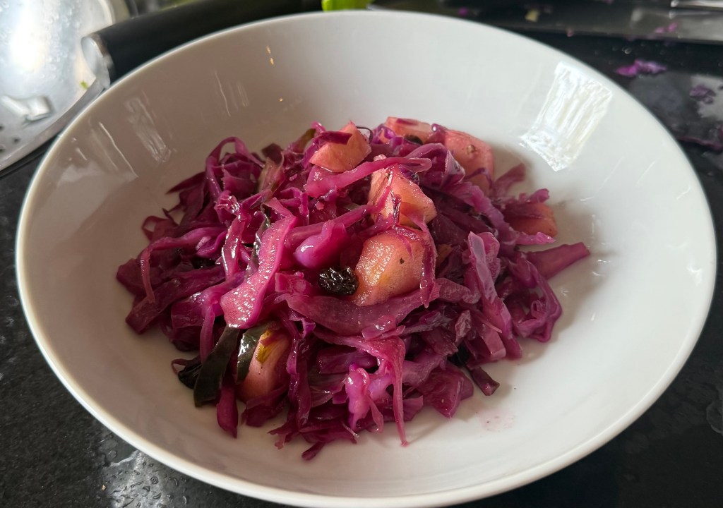 Red cabbage with apples, raisins and&nbsp;spices
