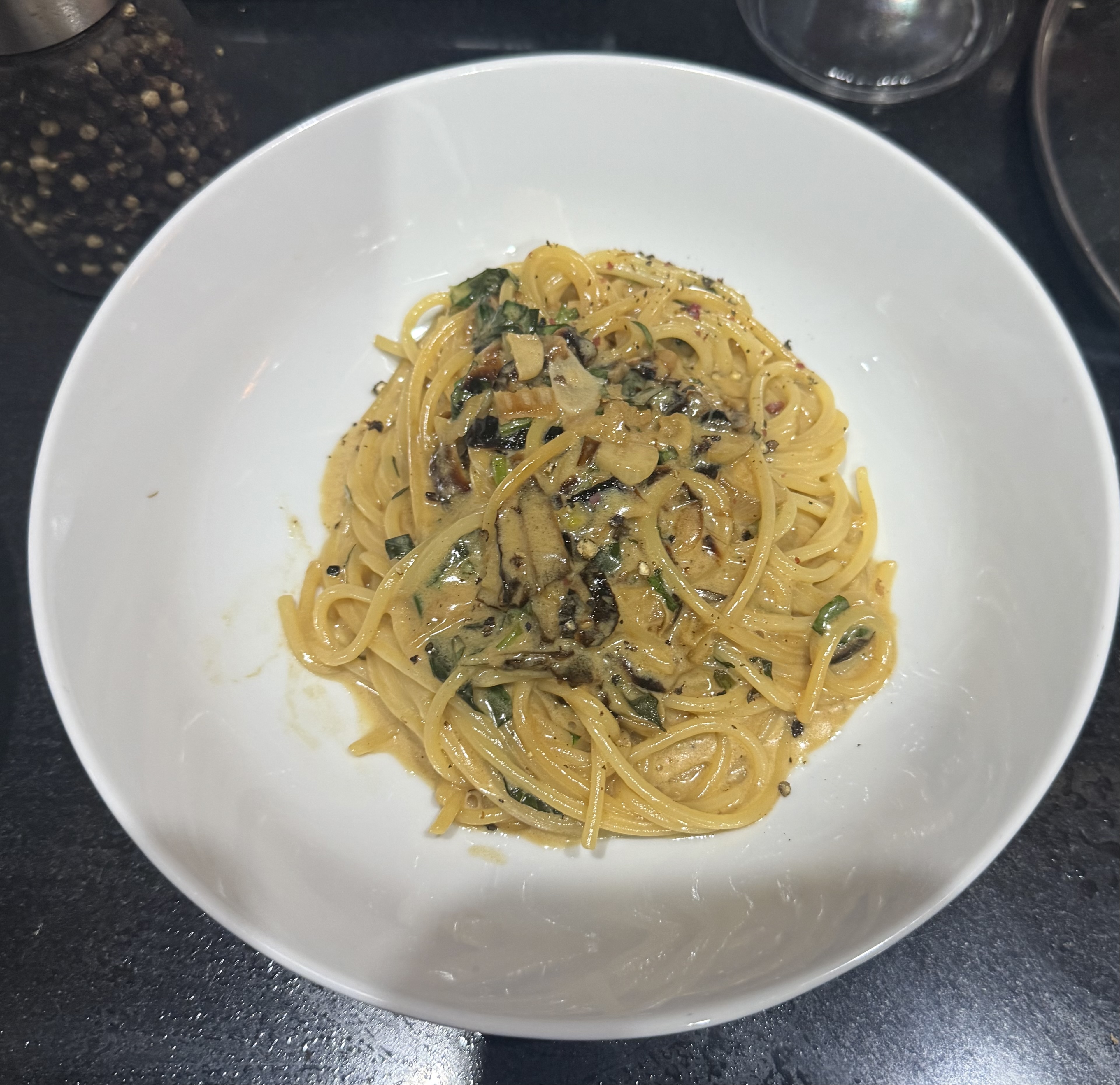 Pasta with caramelised onions, basil and cream