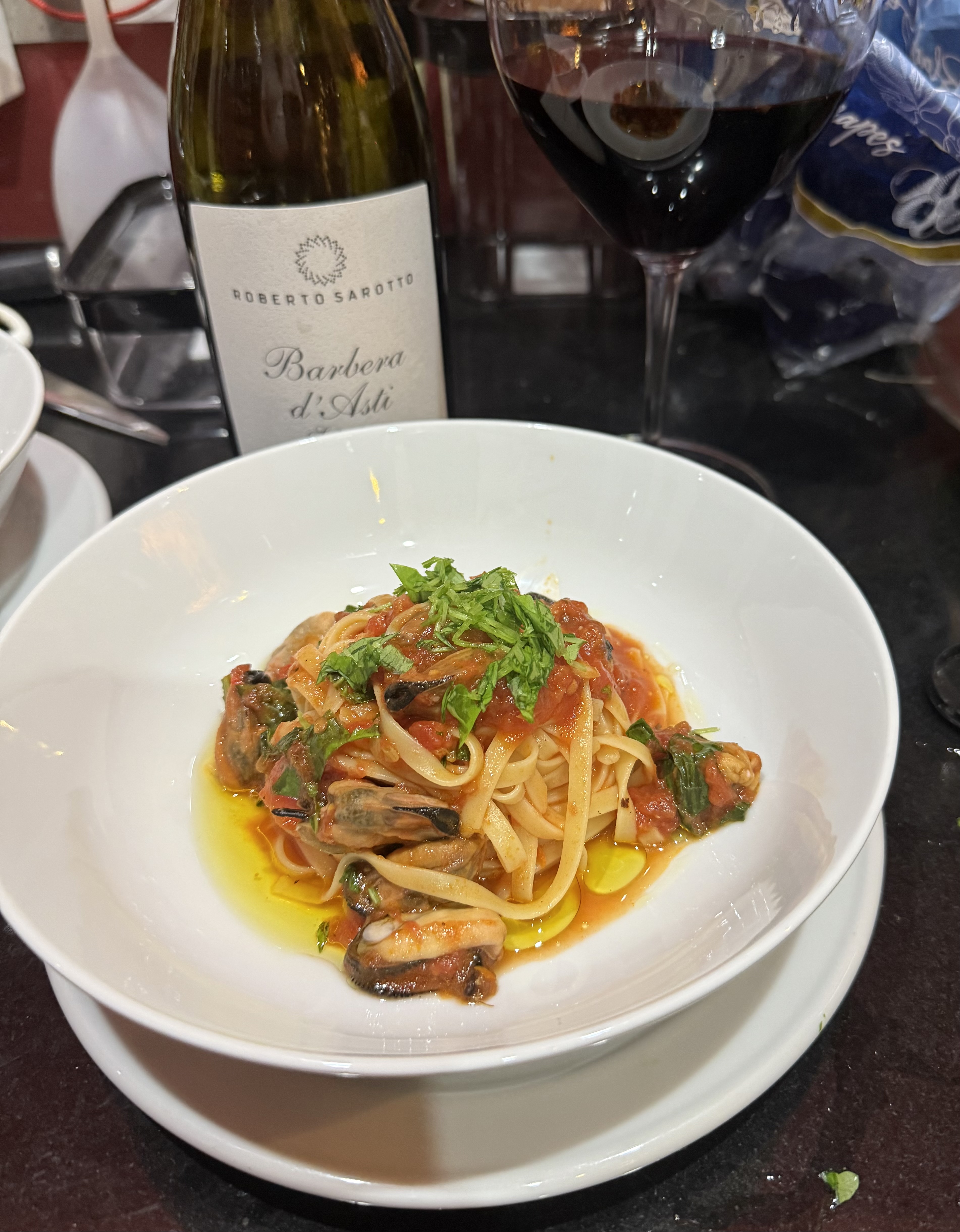 Linguine con cozza al sugo rosso (linguine with mussels in a red sauce)