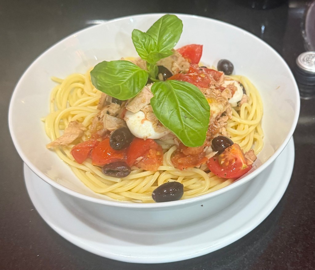 Spaghetti with tuna, anchovies, olives and mozzarella (Spaghetti alla Caprese) 
