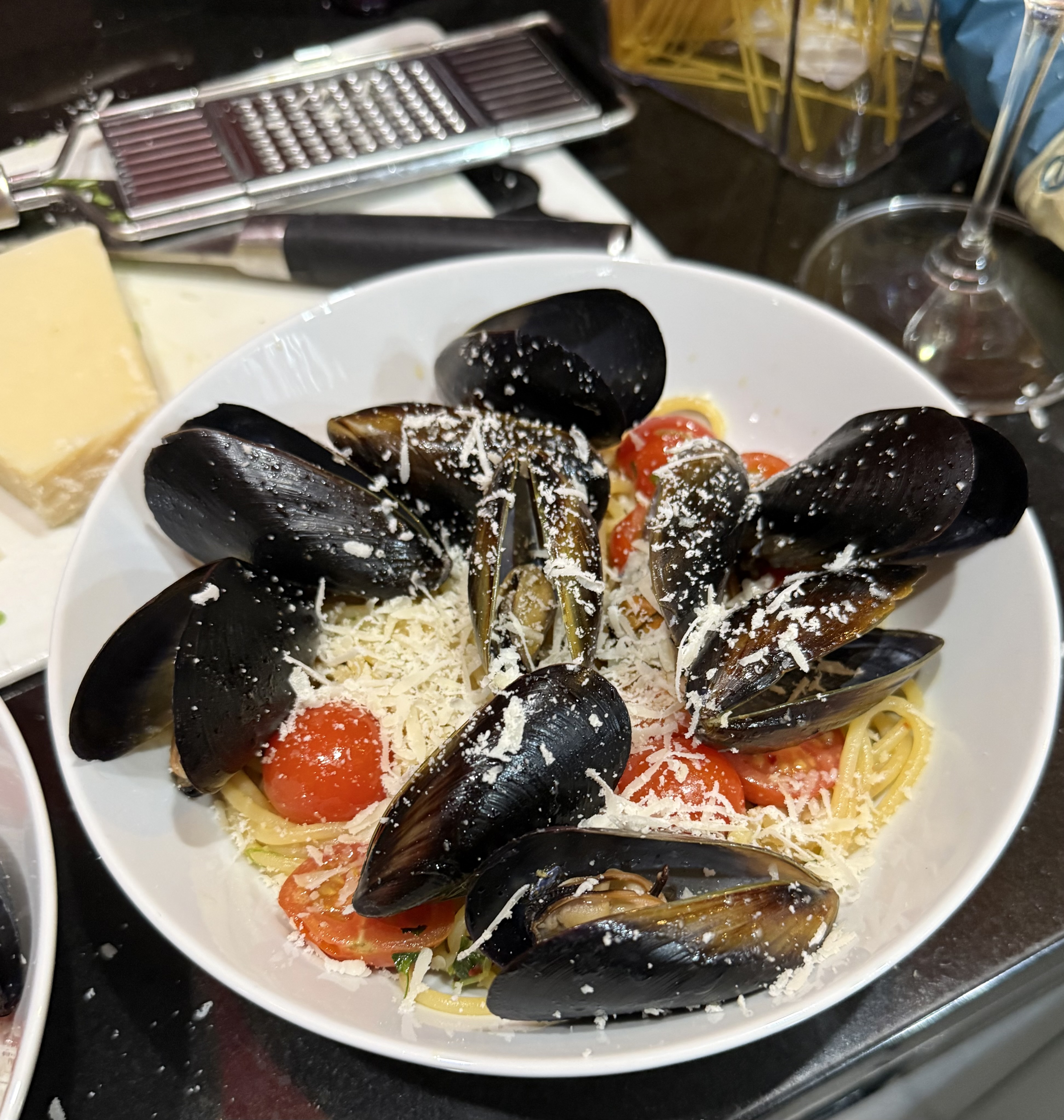 Spaghetti cozze, pachino e pecorino (Spaghetti with mussels, cherry tomatoes & pecorino)