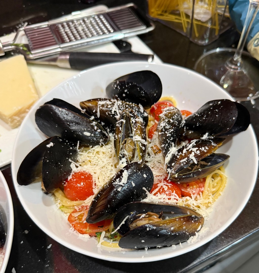 Spaghetti cozze, pachino e pecorino (Spaghetti with mussels, cherry tomatoes &&nbsp;pecorino)