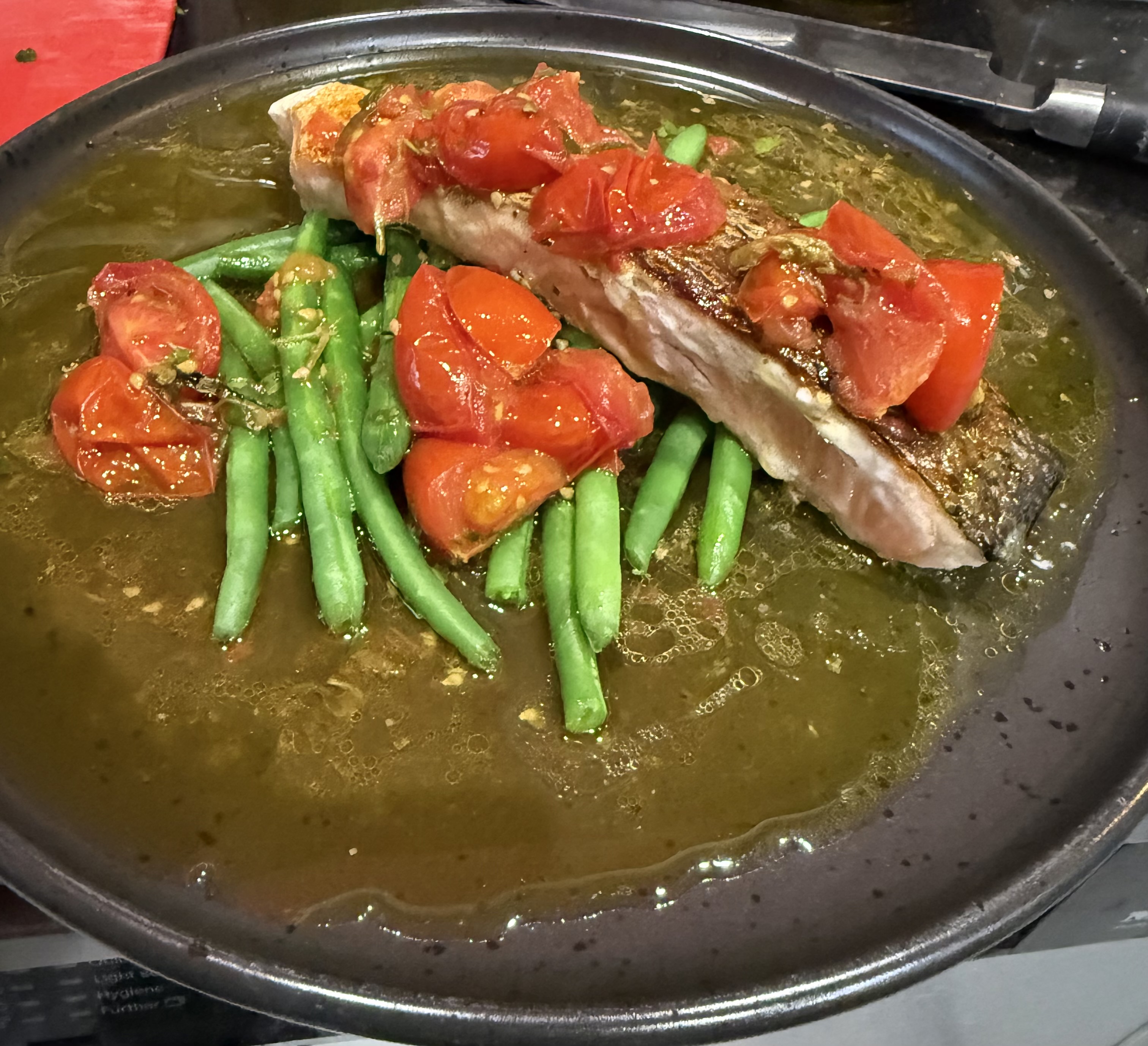 *Saumon grillé et sauce vierge (Crispy skinned salmon with a tomato, fresh herb and lemon&nbsp;oil)
